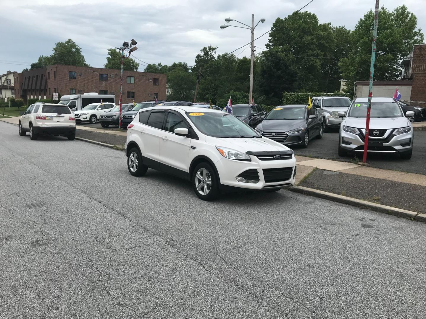 2016 White /Gray Ford Escape SE (1FMCU9GX9GU) with an 1.6 V4 engine, Automatic transmission, located at 577 Chester Pike, Prospect Park, PA, 19076, (610) 237-1015, 39.886154, -75.302338 - Photo#1